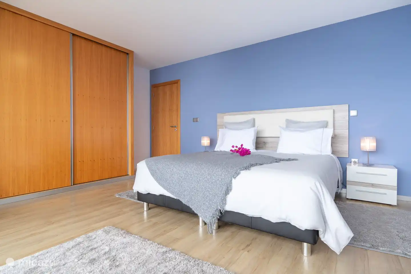 Hauptschlafzimmer mit Kingsize-Bett (zwei Einzelbetten)