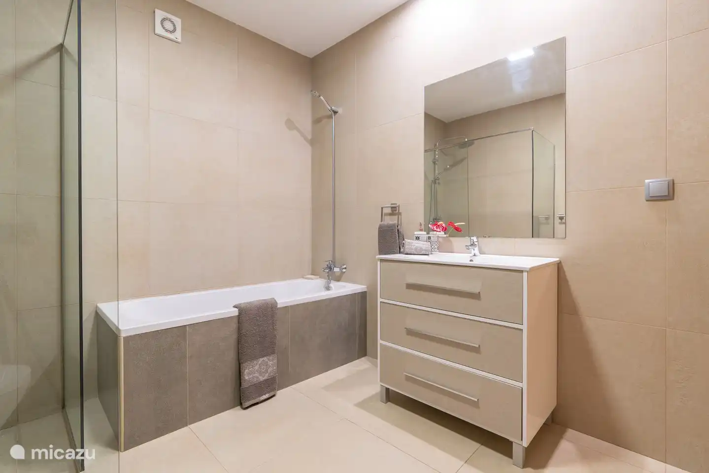 Komplettes Badezimmer