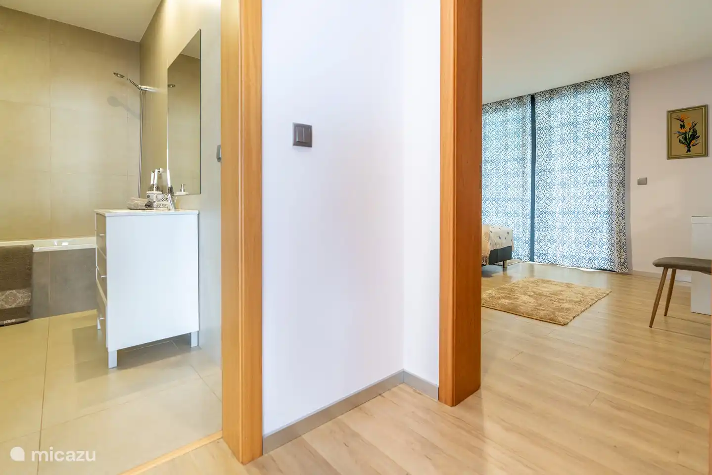 Innenansicht des Badezimmers und des zweiten Zimmers