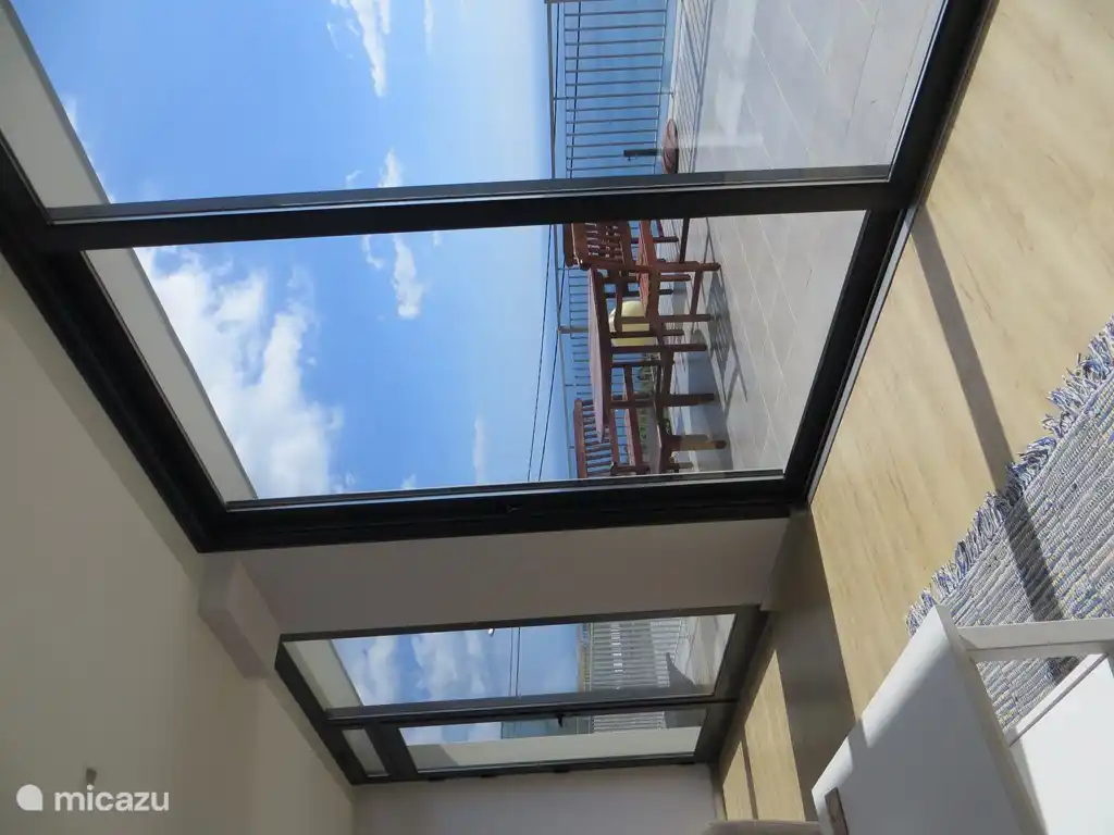 Blick von innen mit Blick auf das Meer