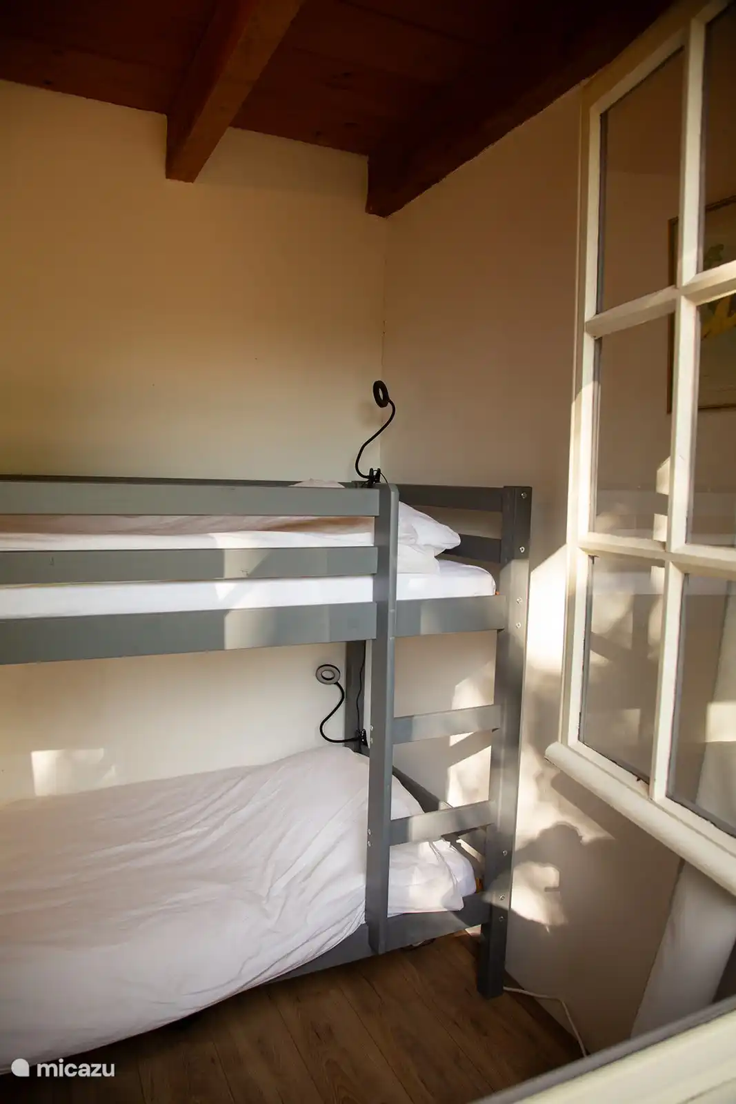 Etagenbett mit Leselampen