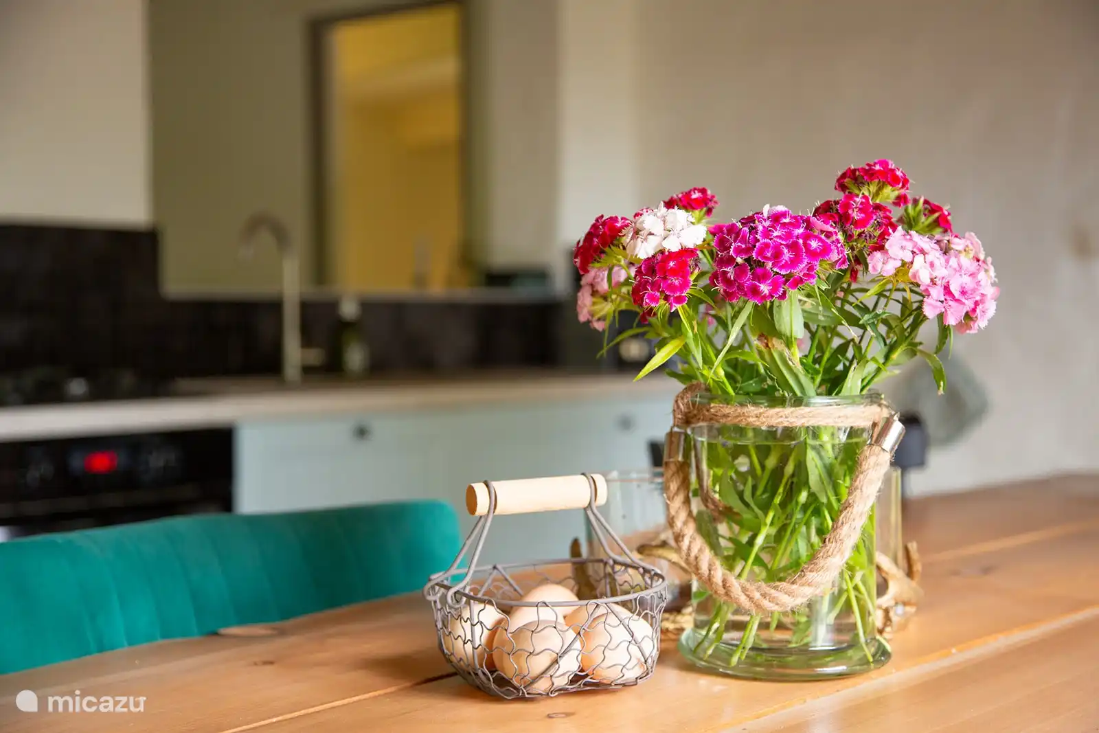 Eier und eine frische Blume erwarten Sie bei der Ankunft.