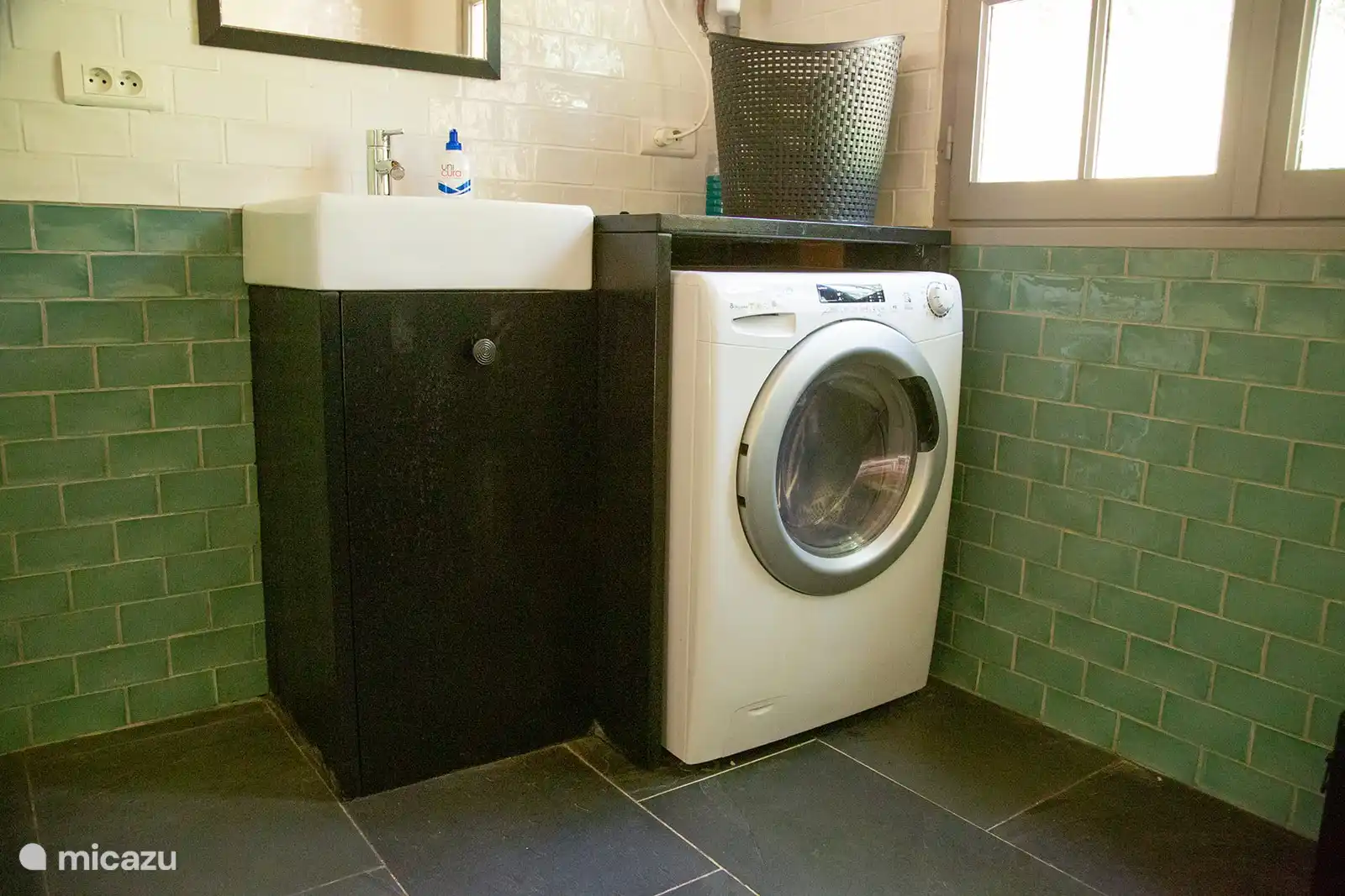 Waschmaschine/Trockner und Spüle