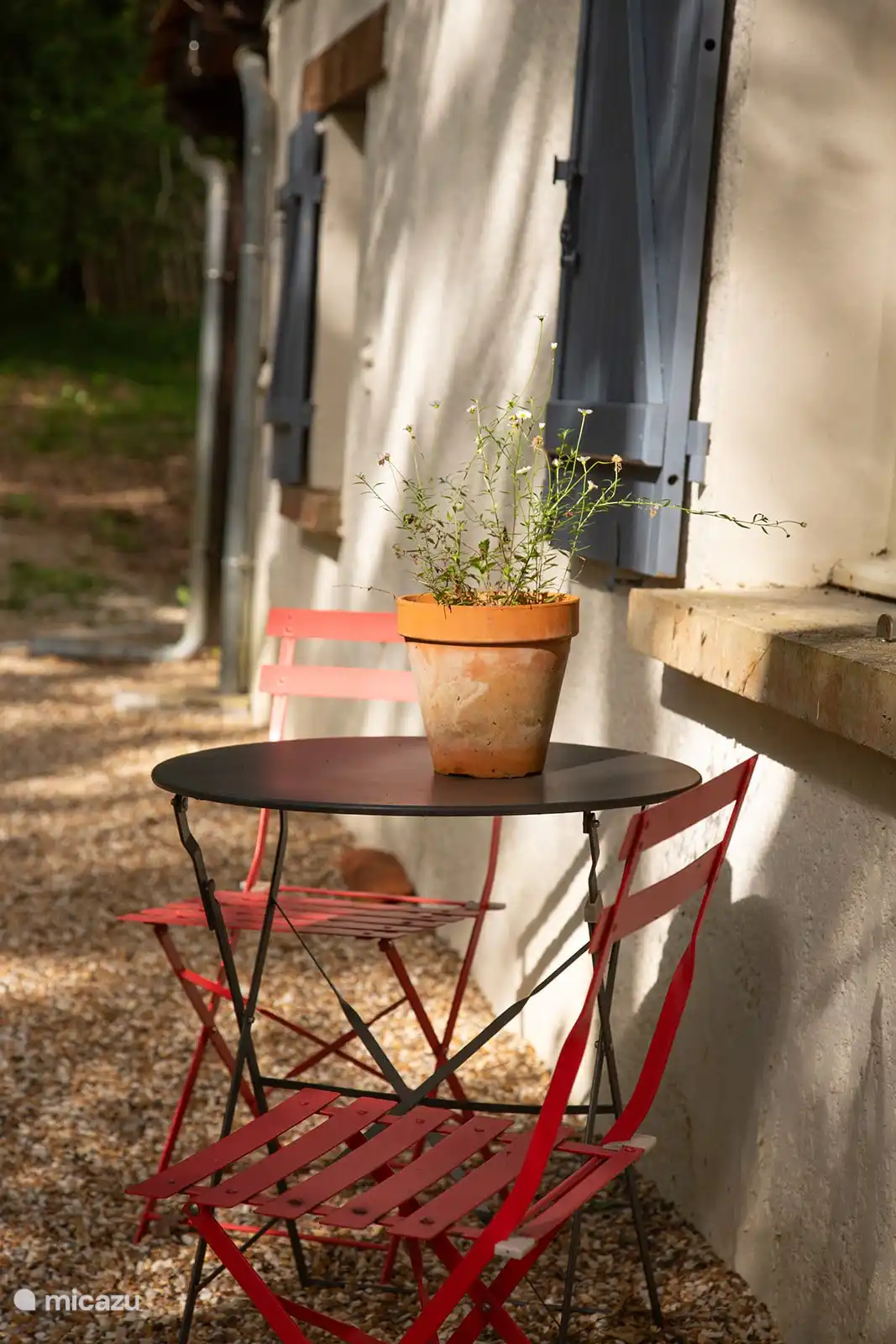 Setzen Sie sich draußen für die Morgensonne und eine Tasse Kaffee