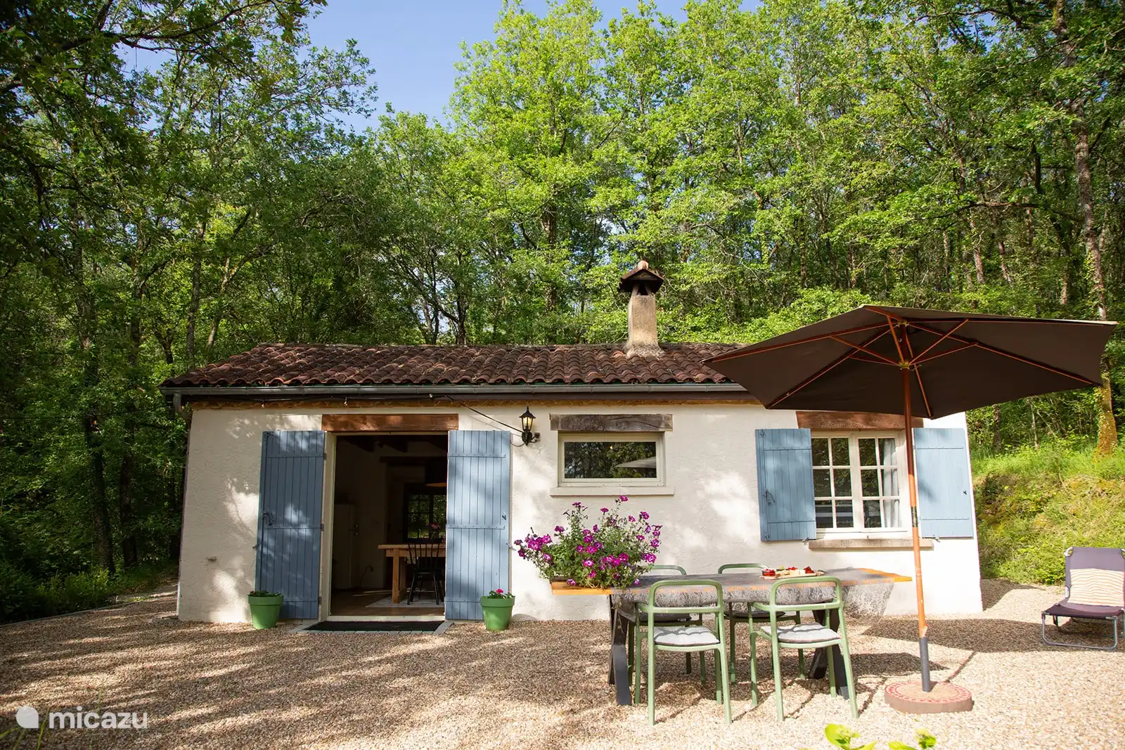 Deffe ist ein schönes Ferienhaus im Wald, aber mit Nachmittags- und Abendsonne auf der Terrasse