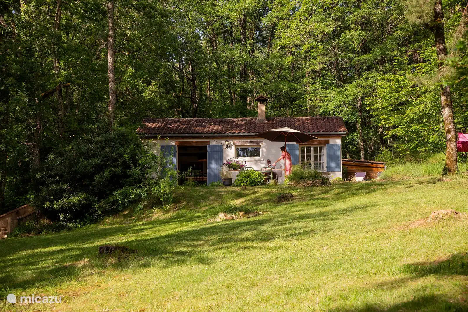 Ausreichend Schatten und angenehme Temperatur im Haus im Sommer