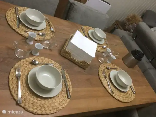 Enjoyerke | Belgique, Ardennes, Heure - chalet mettre la table