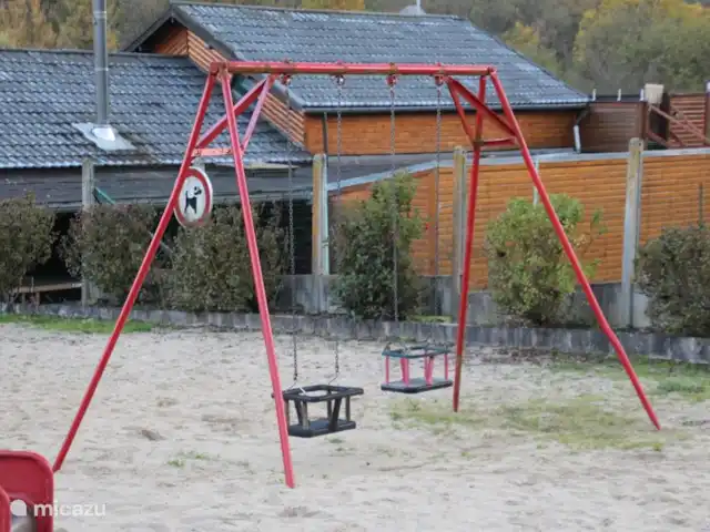 Enjoyerke | Belgique, Ardennes, Heure - chalet Cour de récréation