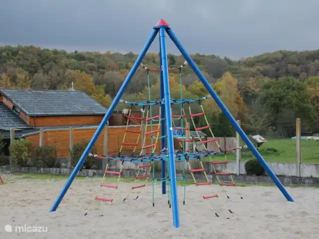 Enjoyerke | Belgique, Ardennes, Heure - chalet Cour de récréation