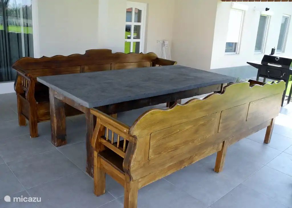 Überdachte Terrasse mit Bänken