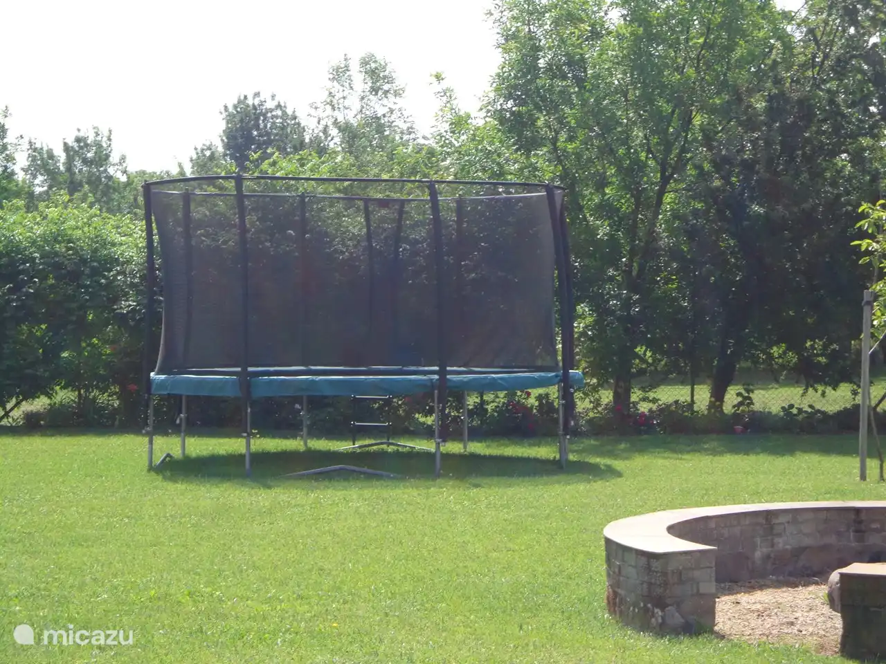 Großer Garten mit Trampolin