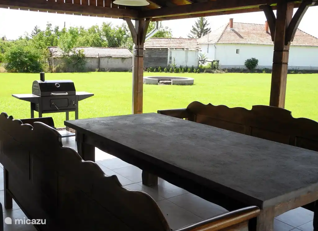 Terrasse mit Sitzecke und Grill