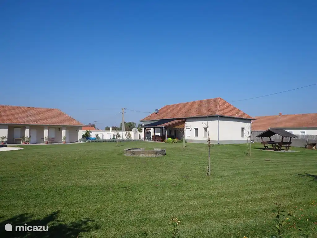 Übersichtsgarten mit Bierhaus und Feuerkreis