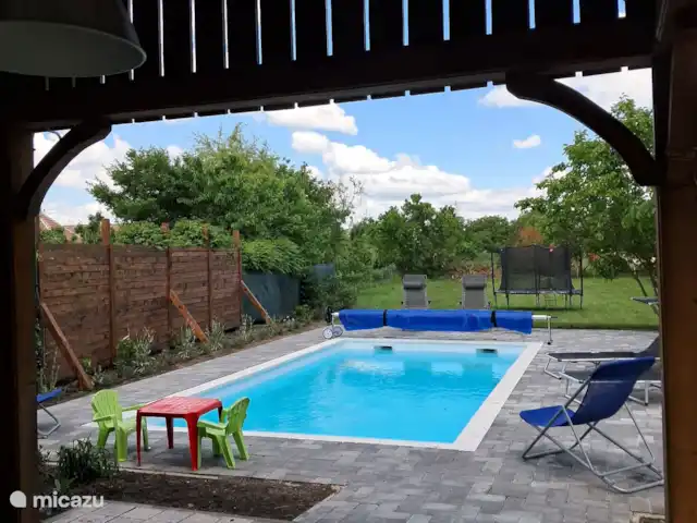 vakantiehuis huren in Hongarije, Tiszameer, Poroszlo – Mélody Haz privé zwembad. Zicht vanop overdekt terras met jacuzzi.