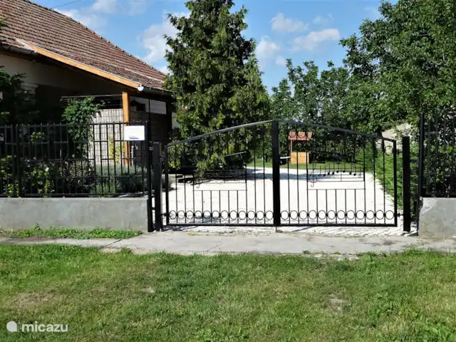 vakantiehuis huren in Hongarije, Tiszameer, Poroszlo – Mélody Haz toegangspoort met daarachter parkeermogelijkheid