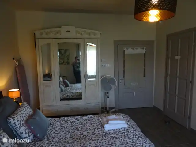 vakantiehuis huren in Hongarije, Tiszameer, Poroszlo – Mélody Haz masterbedroom met ensuite badkamer