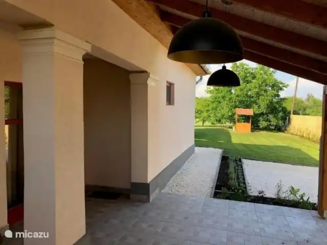 vakantiehuis huren in Hongarije, Tiszameer, Poroszlo – Mélody Haz Terras met zicht op de tuin