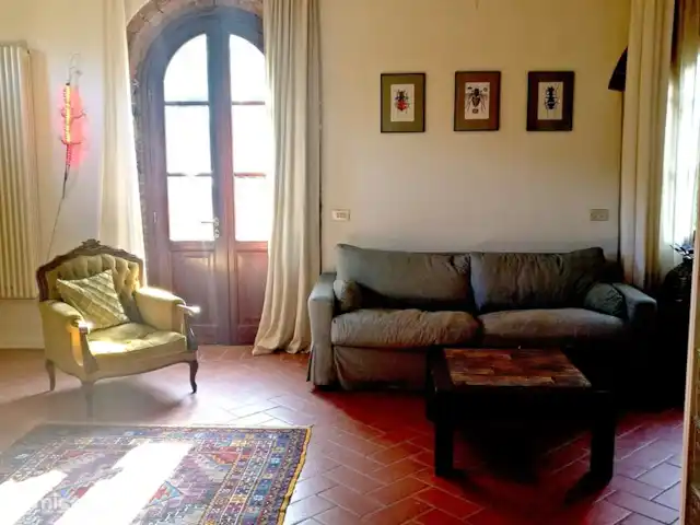 Location de Vacances Italie, Toscane, Lucca, villa - Grange toscane rustique Le salon, avec des fenêtres à l'ouest et une porte donnant sur le jardin.