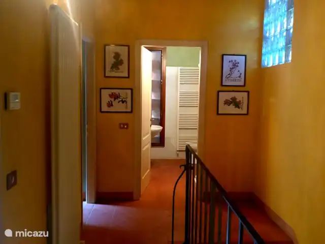 Location de Vacances Italie, Toscane, Lucca, villa - Grange toscane rustique Palier au premier étage, donnant sur une des trois salles de bain.