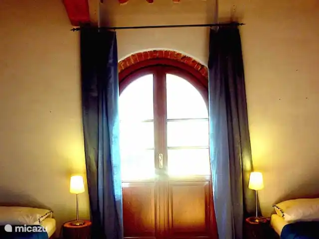 Location de Vacances Italie, Toscane, Lucca, villa - Grange toscane rustique Chambre bleue, 2 x lits simples, salle de bain attenante. Les trois chambres disposent d'un balcon à la française à l'ouest, avec vue sur le jardin.