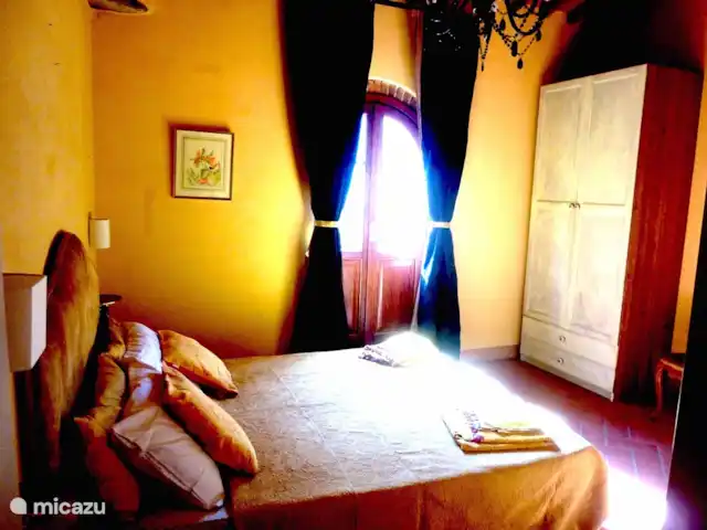 Location de Vacances Italie, Toscane, Lucca, villa - Grange toscane rustique Chambre dorée, lit double, salle de bain attenante.