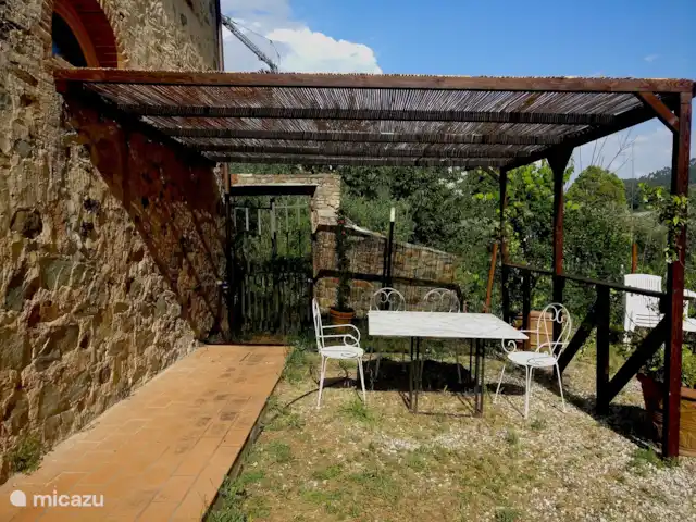 Location de Vacances Italie, Toscane, Lucca, villa - Grange toscane rustique La terrasse privée de la grange est ensoleillée jusqu’au coucher du soleil.