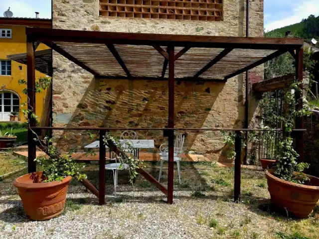 Location de Vacances Italie, Toscane, Lucca, villa - Grange toscane rustique La terrasse à manger de la grange