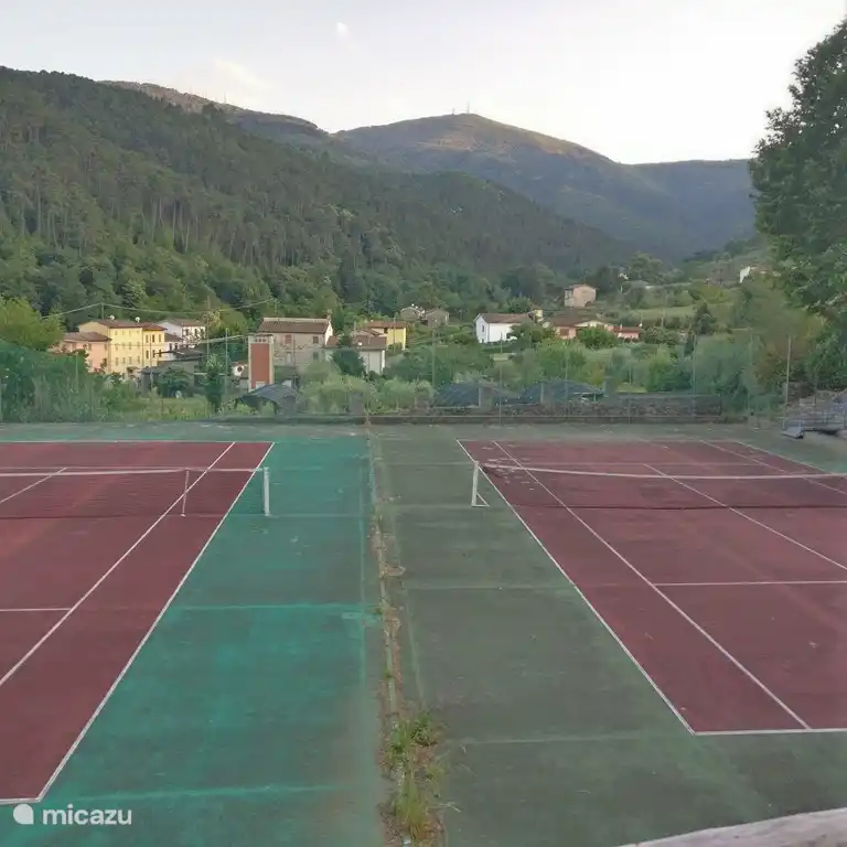 The tennis courts in Pieve / Sant Andrea di Compito.