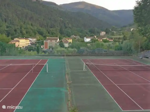 Location de Vacances Italie, Toscane, Lucca, villa - Grange toscane rustique Les courts de tennis de Pieve di Compito.