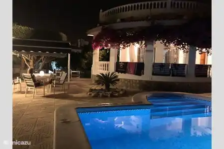 barbacoa y sala de estar separada