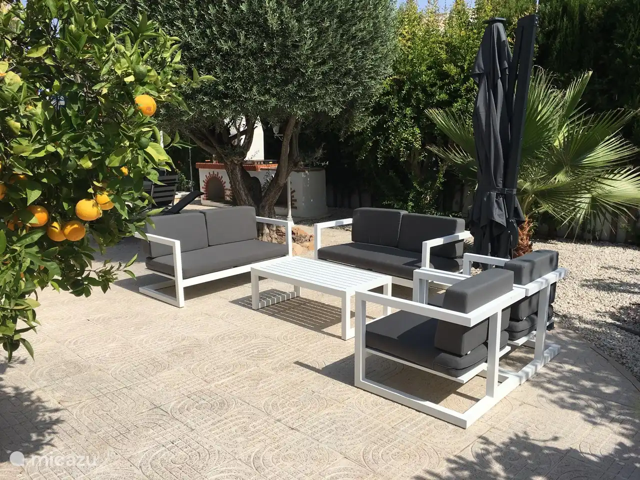 la sala de estar y barbacoa