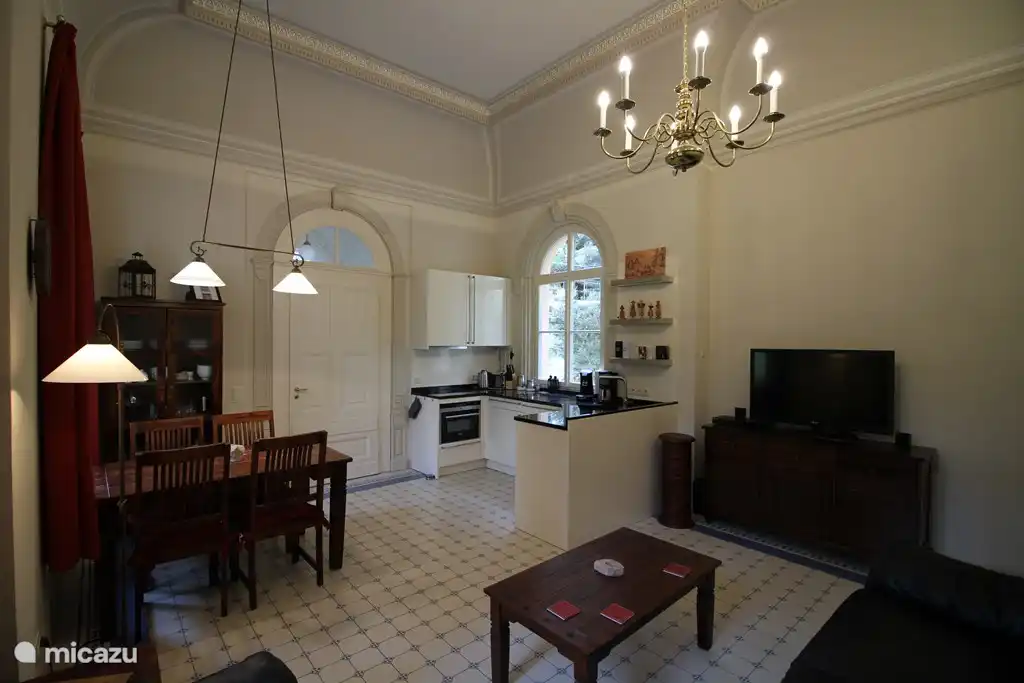 Das Wohnzimmer mit Küche im Ferienhaus Sophia.