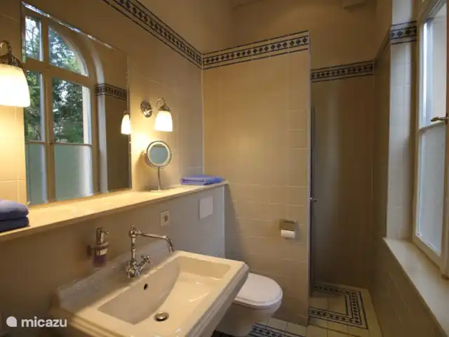 Jagdschloss Bielatal Sophia huren in Duitsland, Saksen, Rosenthal-Bielatal - vakantiehuis De badkamer met wastafel, WC en douche in het vakantiehuis Sophia.