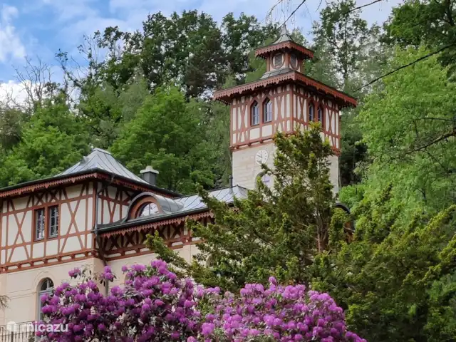 Jagdschloss Bielatal Sophia huren in Duitsland, Saksen, Rosenthal-Bielatal - vakantiehuis Het Jagdschloss vanaf de straat gezien