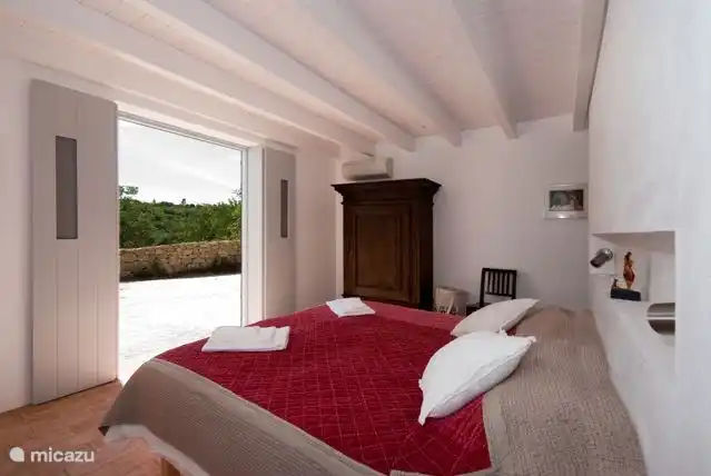 Geräumige Schlafzimmer mit Terrassentüren zur Terrasse