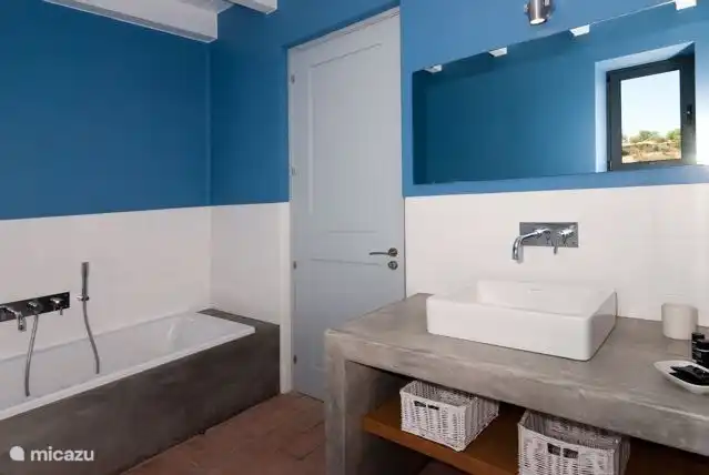 Badezimmer mit separater Dusche und Badewanne