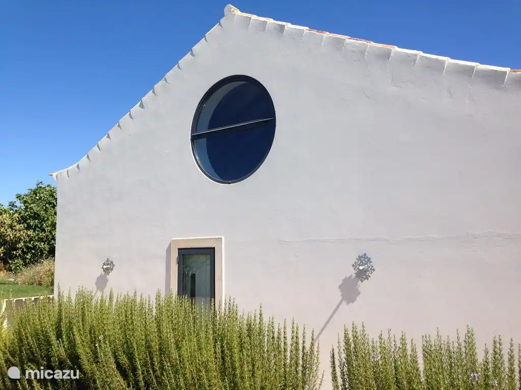 Nebenhaus mit rundem Fenster