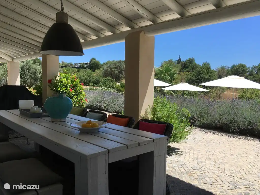 Veranda von 30 m2 mit großem Esstisch und Lounge-Set