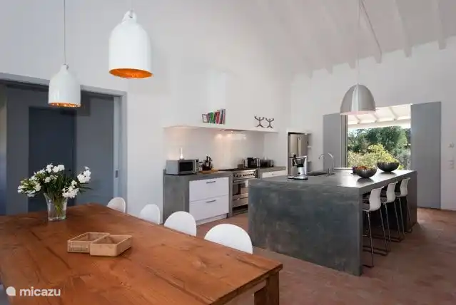 Große Luxusküche mit Esstisch