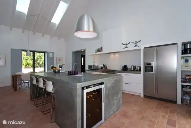 Große Arbeitsplatte aus Beton mit ein Weinkühlschrank