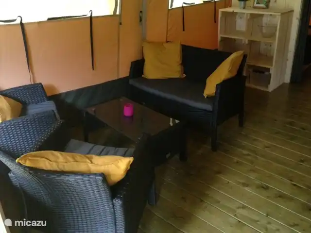 Ferienhof Brink Ort 3 en Alemania, Baja Sajonia, Warmsen - camping de lujo / yurta / tienda safari Una acogedora sala de estar. También hay un calentador en la carpa para las noches más frescas.