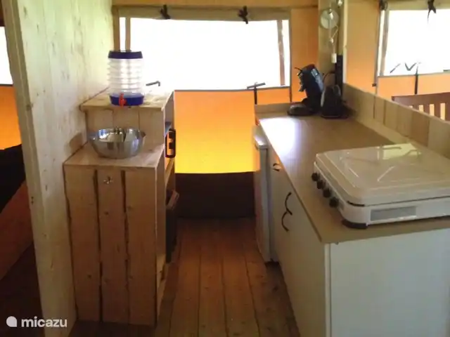 Ferienhof Brink Ort 3 en Alemania, Baja Sajonia, Warmsen - camping de lujo / yurta / tienda safari La cocina equipada. Con depósito de agua y recogida.