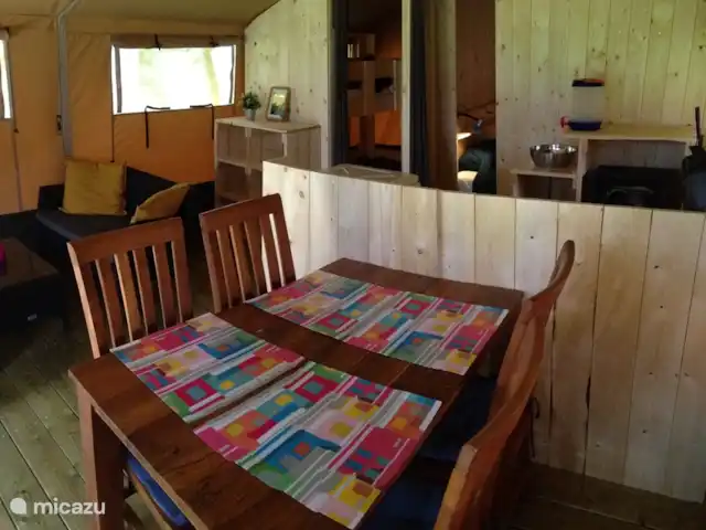 Ferienhof Brink Ort 3 en Alemania, Baja Sajonia, Warmsen - camping de lujo / yurta / tienda safari El amplio comedor donde puede disfrutar de su comida preparada o jugar un acogedor juego de mesa.