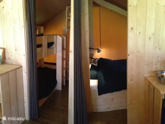 Ferienhof Brink Ort 3 en Alemania, Baja Sajonia, Warmsen - camping de lujo / yurta / tienda safari Y mira los dormitorios. La litera (90X200) tiene una escalera a la parte superior. A lo largo de la cama superior se ve una puerta contra caídas.
Una preciosa cama de matrimonio de 160X200. Todas las camas tienen una lámpara de noche.