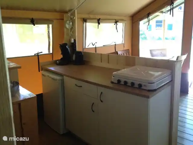 Ferienhof Brink Ort 3 en Alemania, Baja Sajonia, Warmsen - camping de lujo / yurta / tienda safari La zona de cocina tiene una placa de gas de 4 fuegos, una Senseo, un hervidor de agua y una nevera. La otra foto muestra el microondas. La cocina tiene el inventario habitual.