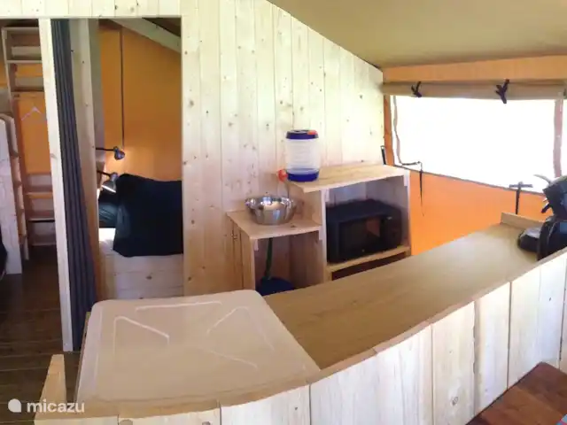 Ferienhof Brink Ort 3 en Alemania, Baja Sajonia, Warmsen - camping de lujo / yurta / tienda safari La tienda tiene incluso un microondas.