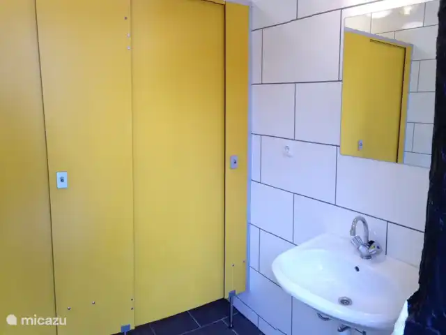 Ferienhof Brink Ort 3 en Alemania, Baja Sajonia, Warmsen - camping de lujo / yurta / tienda safari Unidad de ducha