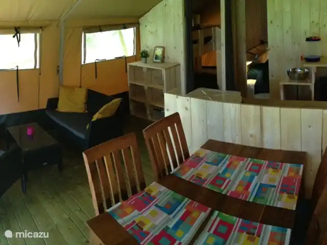 Ferienhof Brink Ort 3 en Alemania, Baja Sajonia, Warmsen - camping de lujo / yurta / tienda safari Y así es como se ve esta acogedora carpa por dentro.