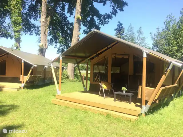 Ferienhof Brink Ort 3 en Alemania, Baja Sajonia, Warmsen - camping de lujo / yurta / tienda safari Una hermosa terraza al sol.