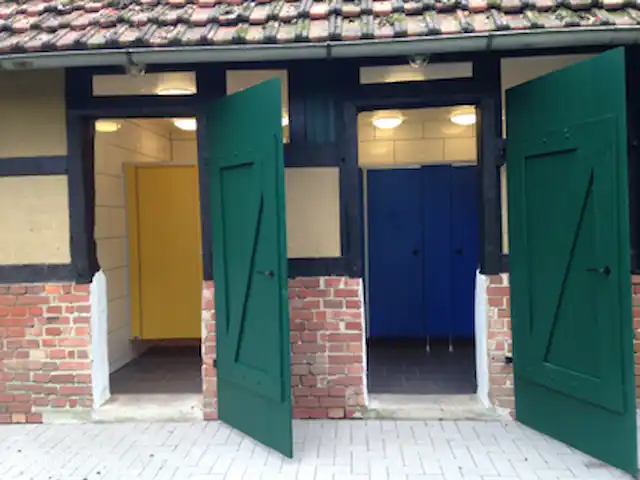 Ferienhof Brink Ort 3 en Alemania, Baja Sajonia, Warmsen - camping de lujo / yurta / tienda safari edificio sanitario